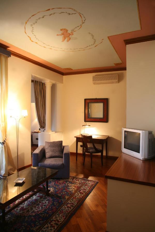 帕拉佐费纳提酒店 阿尔巴 客房 照片